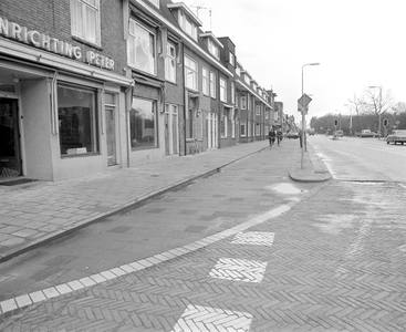 880555 Gezicht op de voorgevels van de panden Amsterdamsestraatweg 563-lager (woninginrichting Peter) te Utrecht, met ...